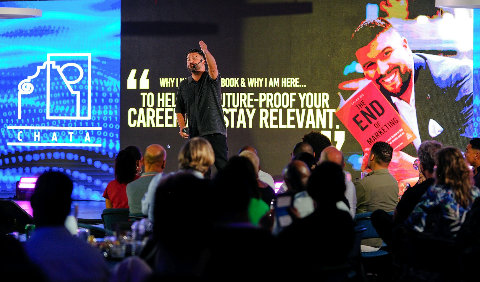 Föreläsare på scen på ett event